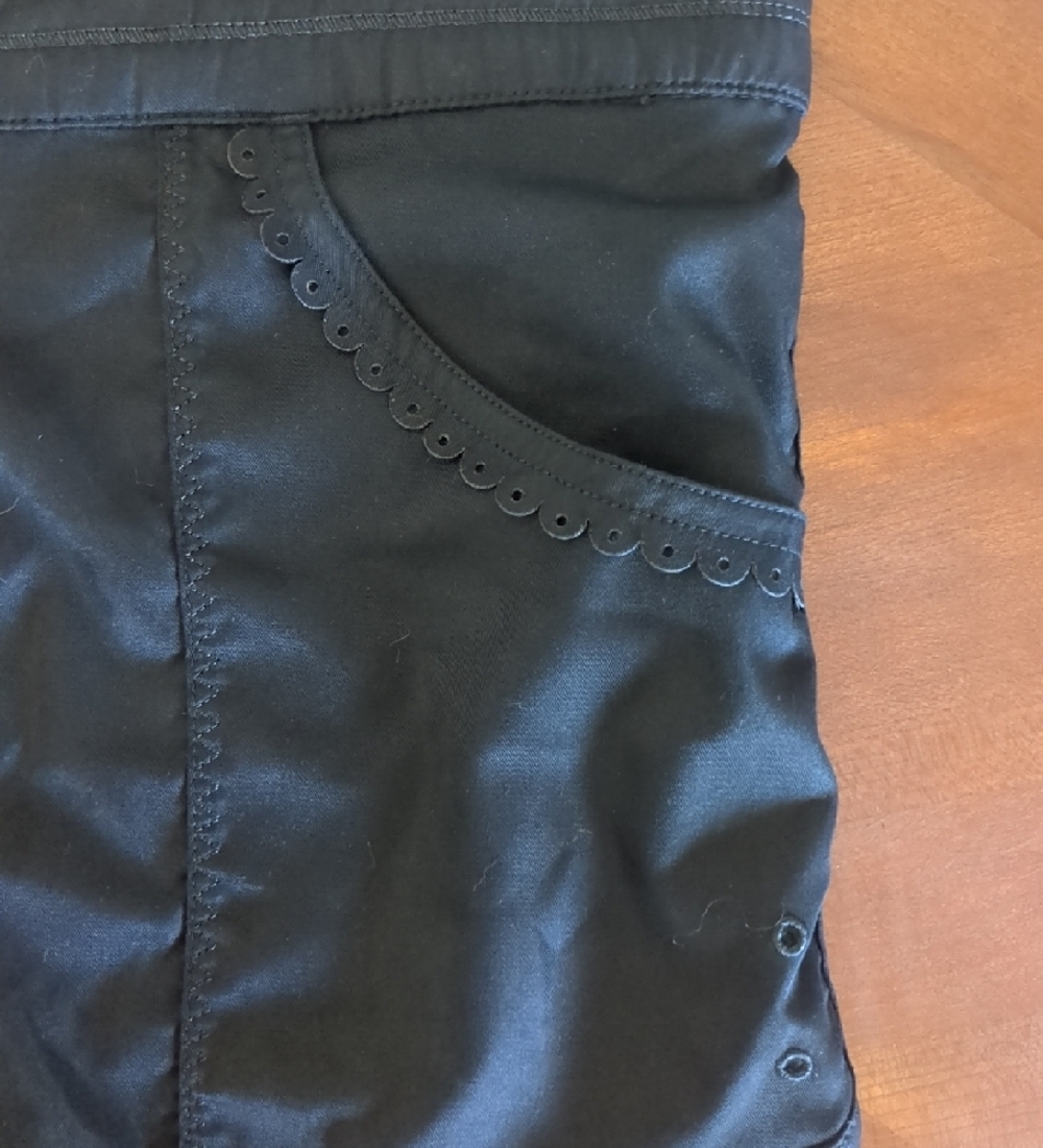 Lulu Shorts With Pocket Detail - Picture 6 of 7